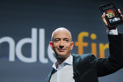 CEO Amazon Jeff Bezos memegang Kindle Fire.