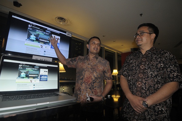 Chief of Service Management Officer XL Ongki Kurniawan (kiri) bersama General Manager Network BSS Development XL Rahmadi Mulyohartono (kanan) memberkan penjelasan mengenai 4G XL saat uji coba 4G LTE XL di Jakarta, Senin (9/9).